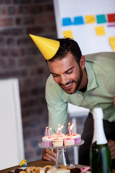 Close-up van jonge zakenman viert verjaardag — Stockfoto
