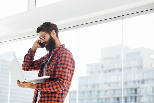 Hipster przy użyciu telefonu i laptopa — Zdjęcie stockowe