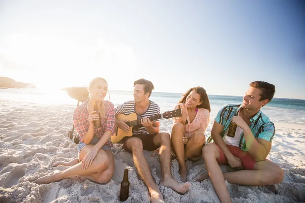 Amigos tocando guitarra — Fotografia de Stock