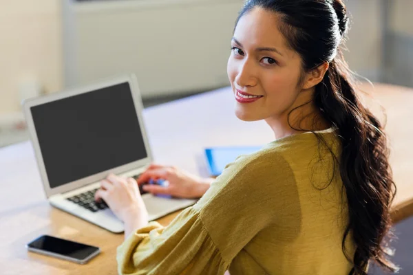 Empresária usando um laptop — Fotografia de Stock