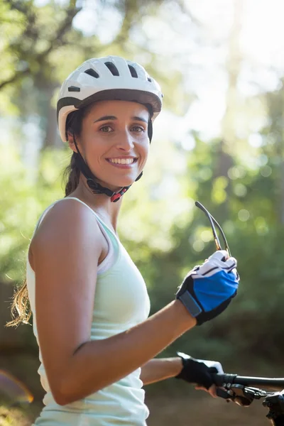 Portret kobiety, uśmiechnięty i z jej rower — Zdjęcie stockowe