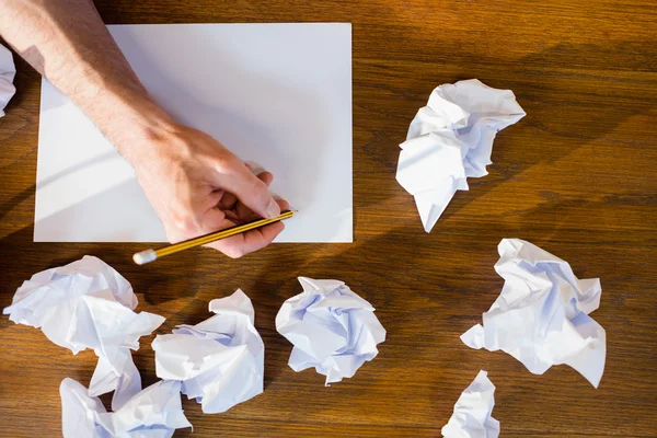 Portrait de mains dessinant sur une feuille de papier — Photo