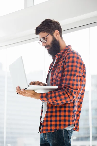 Hipster using a laptop — Stock Photo, Image