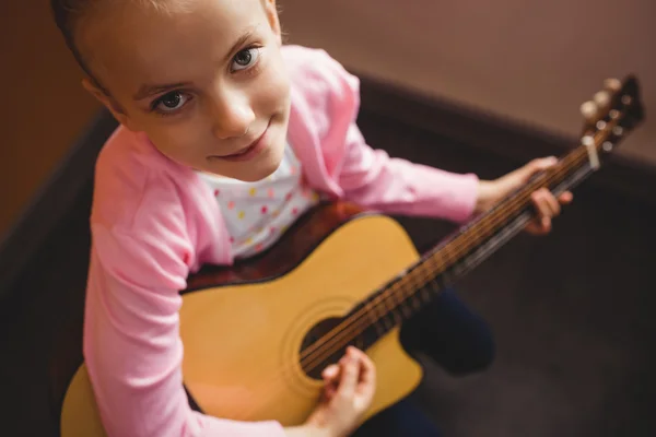 Girl playing the guitar — Stock Photo, Image