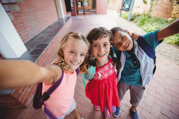 Tre barn fotograferade som en selfie — Stockfoto