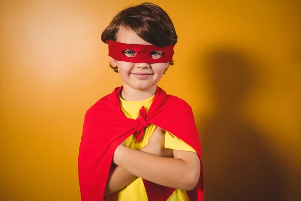 Bir süper kahraman gibi giyinmiş çocuk — Stok fotoğraf