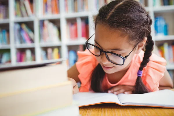 Klein meisje dat een boek leest — Stockfoto