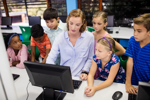 Profesora dando lecciones a sus estudiantes con tecnología — Foto de Stock