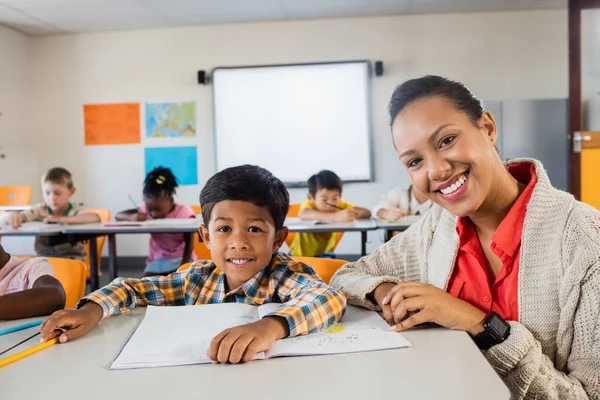 Ein Lehrer posiert mit einem Jungen — Stockfoto