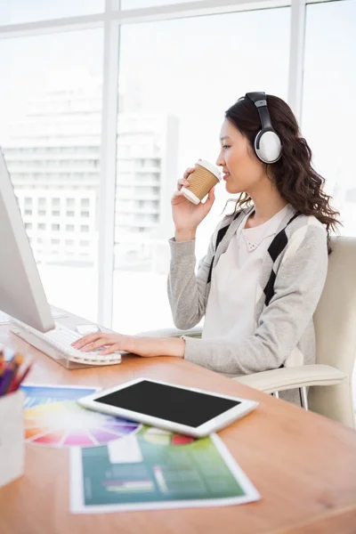 Eine Geschäftsfrau arbeitet — Stockfoto