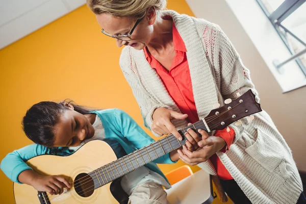 Mädchen lernen, wie man Gitarre spielt — Stockfoto