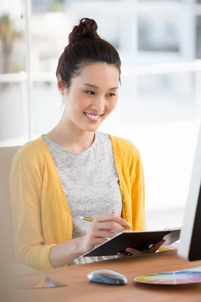 Una mujer está mirando su computadora — Foto de Stock