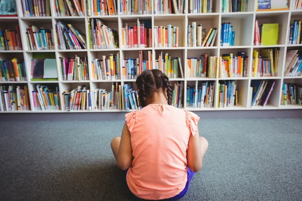 Visão traseira da menina lendo um livro — Fotografia de Stock