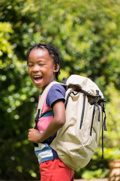 Leende pojke bär ryggsäck — Stockfoto