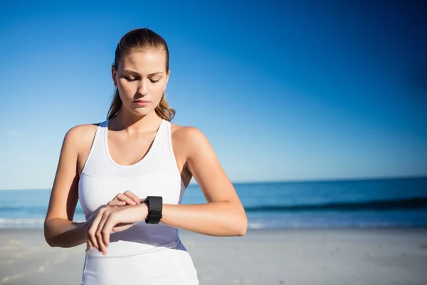 Femme utilisant une montre intelligente — Photo