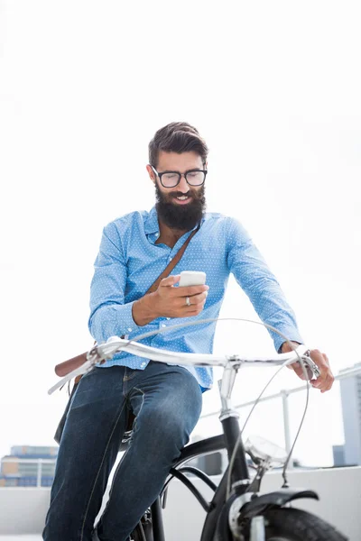 Hipster texting iemand — Stockfoto