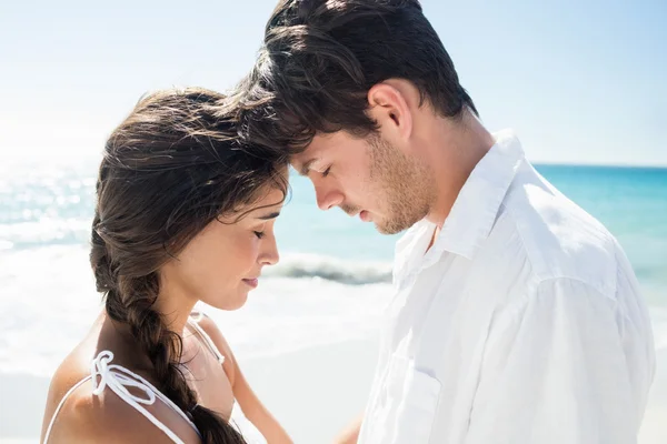 Coppia felice che abbraccia sulla spiaggia — Foto Stock