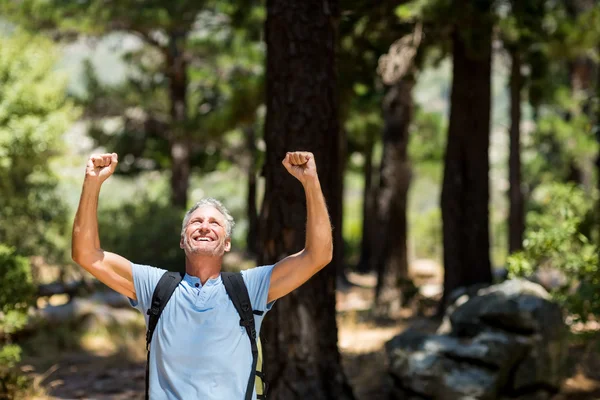 Escursionista sorridente e gettare le braccia — Foto Stock