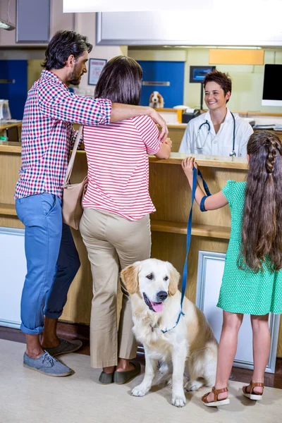 Famiglia parlando con veterinario sorridente — Foto Stock