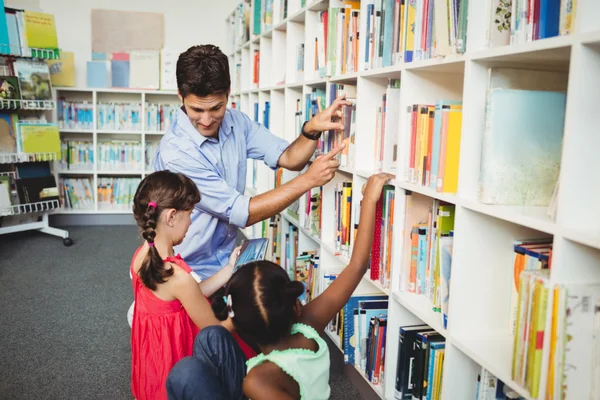 Kids selecting a book to read — Stock Photo, Image