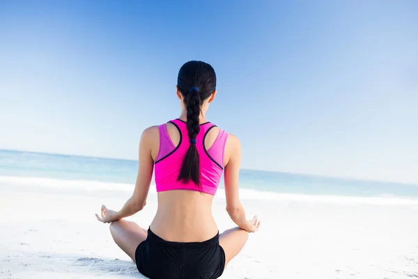 Kadın plajda yoga yapıyor. — Stok fotoğraf