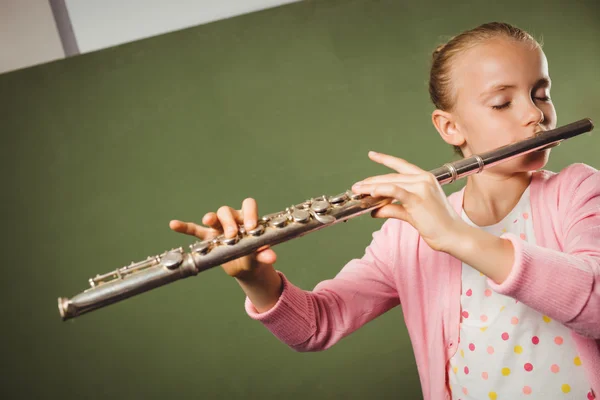 Menina tocando a flauta — Fotografia de Stock