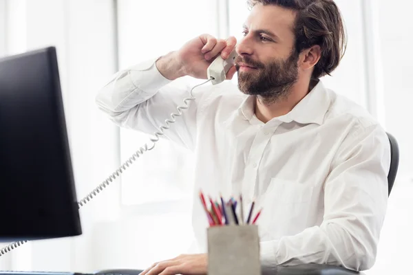 Empresario pasando una llamada — Foto de Stock