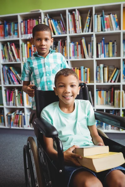 Meninos segurando livros — Fotografia de Stock