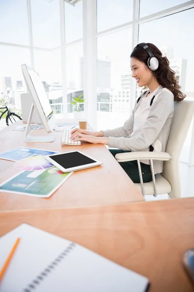 A woman is listening music — Stock Photo, Image