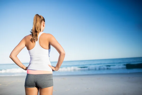 Rückansicht einer Frau, die den Horizont betrachtet — Stockfoto