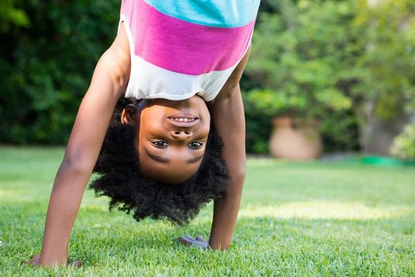 A kid doing a headstand — Stock Photo, Image