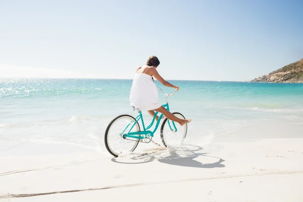 Donna spensierata andare in bicicletta — Foto Stock