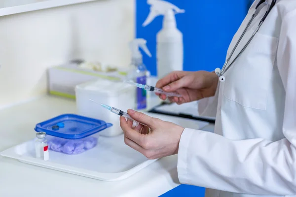 Una mujer veterinaria preparando jeringas — Foto de Stock