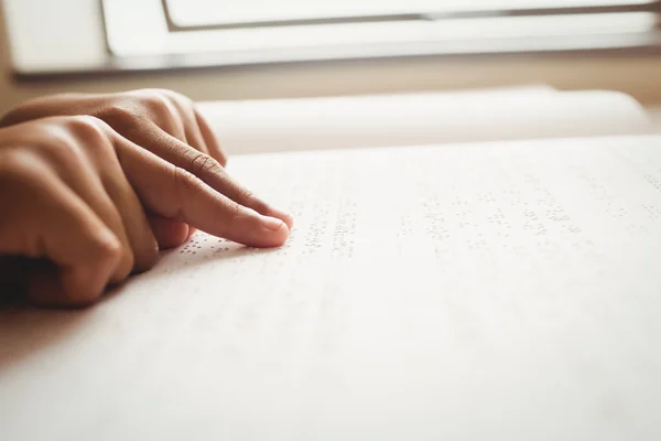 Niño usando braille para leer —  Fotos de Stock