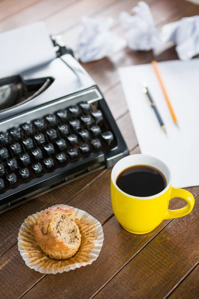 Máquina de escribir poniendo en un escritorio —  Fotos de Stock