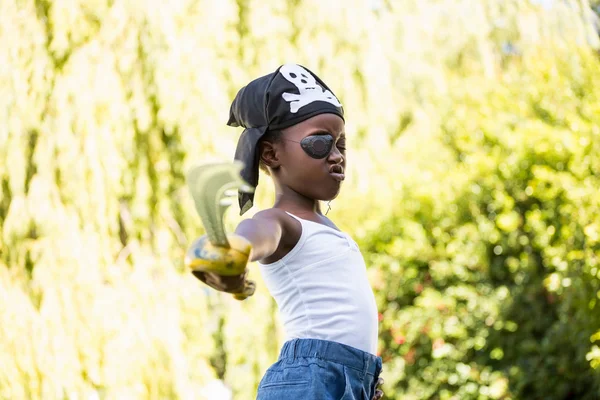 Menina bonito mestiço sorrindo e vestindo roupas de pirata — Fotografia de Stock