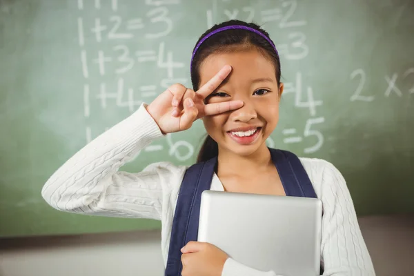 Roztomilá školačka dělá znamení míru — Stock fotografie