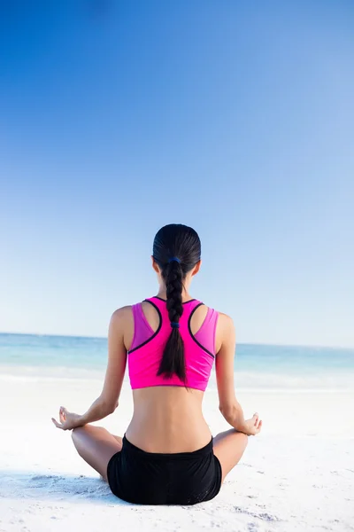 Vrouw doet yoga op het strand — Stockfoto