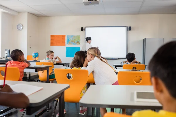 Les étudiants parlent ensemble — Photo