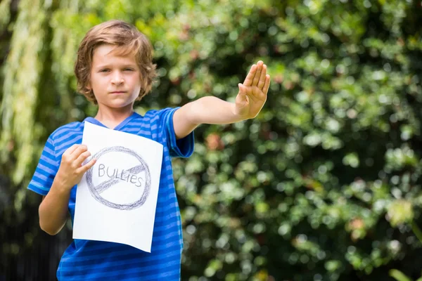 Ernstige jongen zeggen stop met zijn hand — Stockfoto