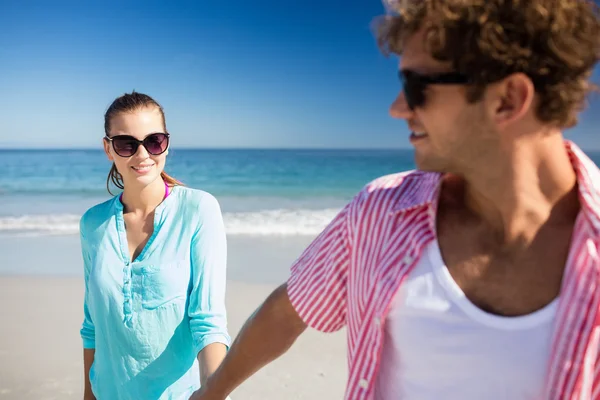 Pareja feliz posando en la playa — Foto de Stock