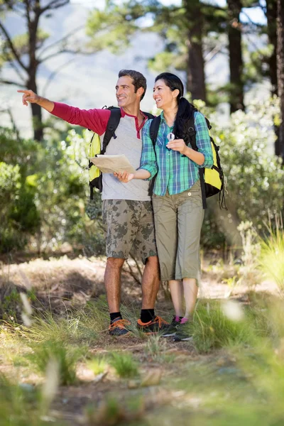 Pareja apuntando y sosteniendo un mapa —  Fotos de Stock