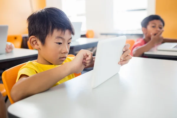 Ragazzino utilizzando tablet pc in classe — Foto Stock