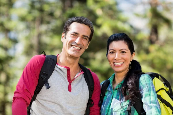 Portrét páru s úsměvem při pěší turistice — Stock fotografie