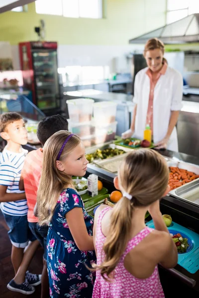 Cuisinière au service des enfants — Photo