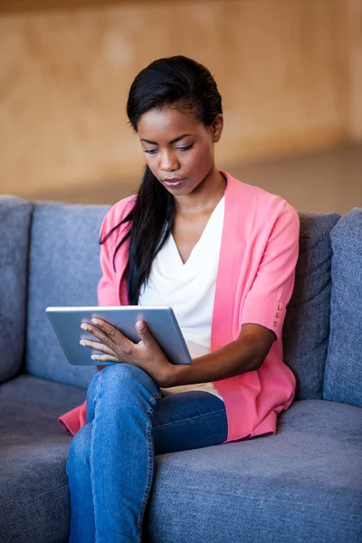 Una mujer atractiva usando tableta digital —  Fotos de Stock