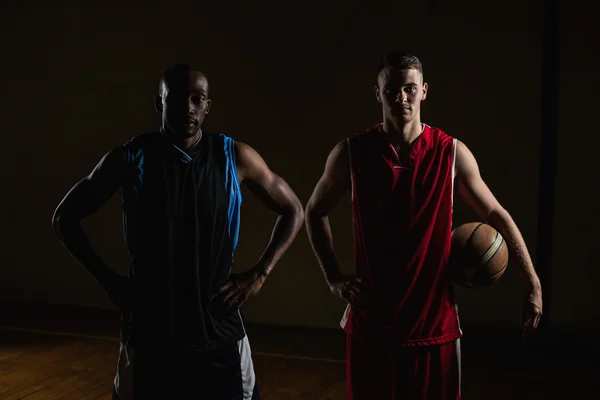 Retrato de jogadores de basquete posando com as mãos nos quadris — Fotografia de Stock