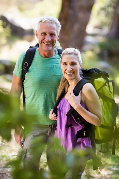 Casal sorrindo e posando durante uma caminhada — Fotografia de Stock