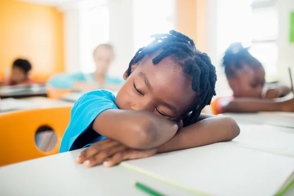 Ο ύπνος στο θρανίο του μαθητή — Φωτογραφία Αρχείου