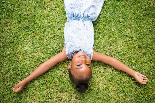 La fille est couchée au parc — Photo